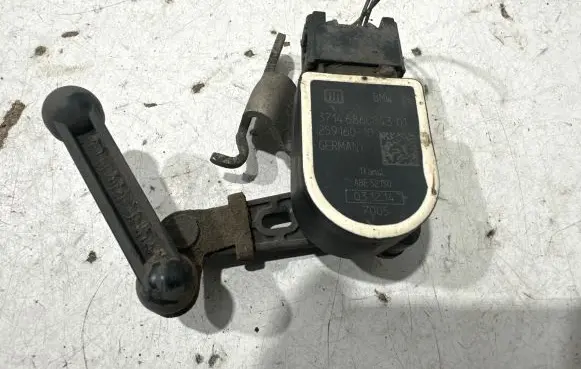 Headlight/headlamp level sensor