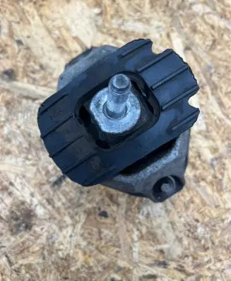 BMW 5 E60 E61 Engine mount bracket 6769874