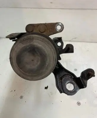 Toyota Corolla Verso E121 Engine mount bracket