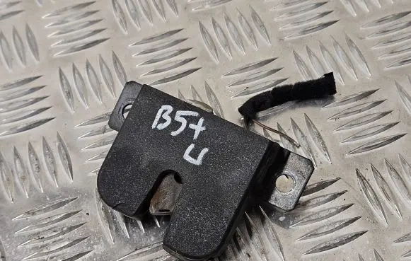 Volkswagen PASSAT B5.5 Loading door lock 3B9827505