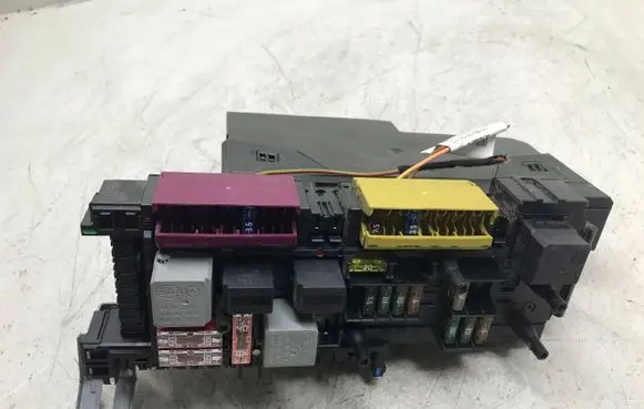 Mercedes-Benz C W204 Fuse module 2049060105