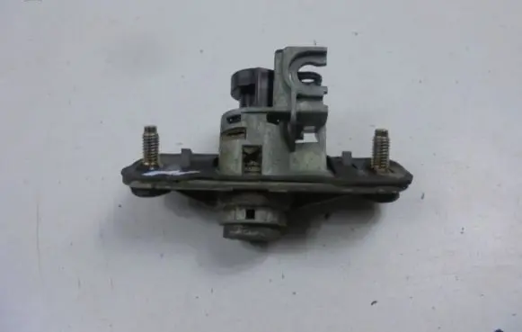 Ford Mondeo Mk III Front door lock (next to the handle) UR202803A