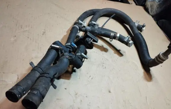 Chevrolet Tahoe Engine coolant pipe/hose