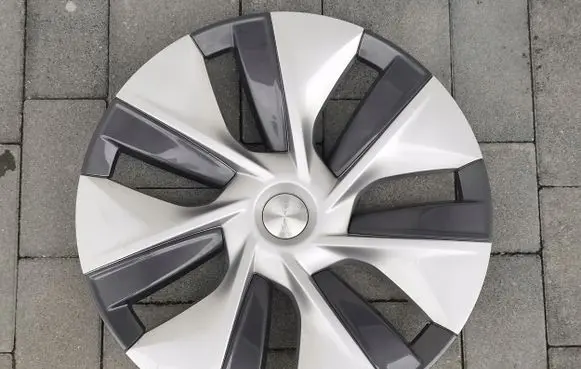 Tesla Model Y R17 wheel hub/cap/trim 1044235