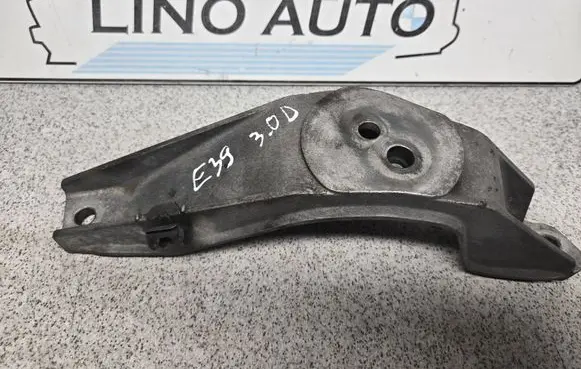 BMW 5 E39 Engine mounting bracket 1096079