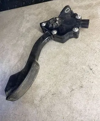 Toyota RAV 4 (XA30) Accelerator throttle pedal 7811042010 12J06C00582 1988007270