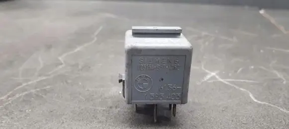 BMW 3 E36 Fuel pump relay V23134-B57-X152