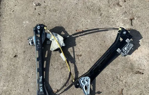 Mercedes-Benz CLS C218 X218 Front door window regulator motor A2078200542
