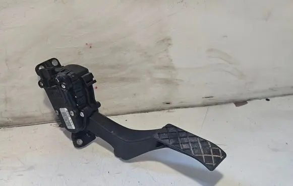 Accelerator throttle pedal