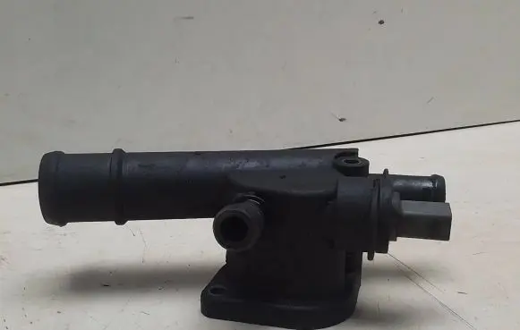 Volkswagen PASSAT B5.5 Engine coolant pipe/hose 038121132D
