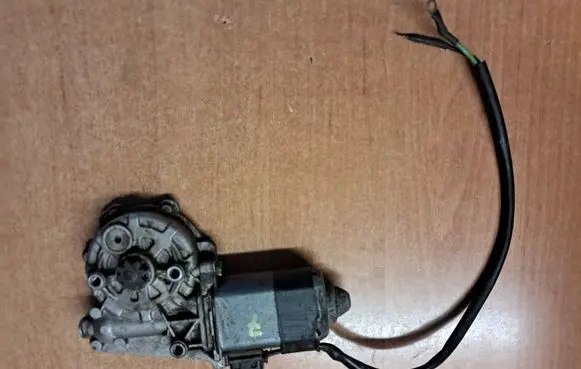 Mercedes-Benz S W126 Vent window/glass motor 0130821219