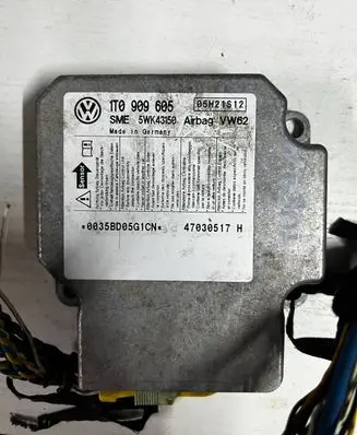 Volkswagen Touran I Airbag control unit/module 1T0909605 05H21S12 5WK43150
