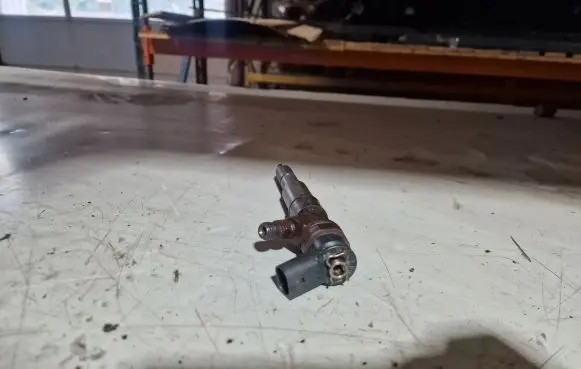 BMW 5 E60 E61 Fuel injector 0445110209