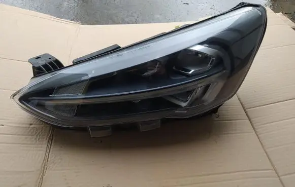 Ford Focus Headlight/headlamp JX7B-13E015CE