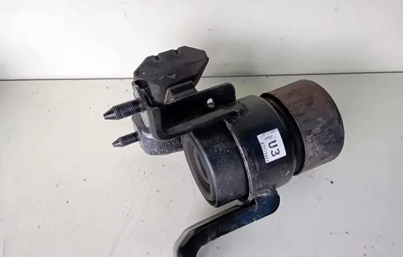 Toyota RAV 4 (XA50) Engine mount bracket
