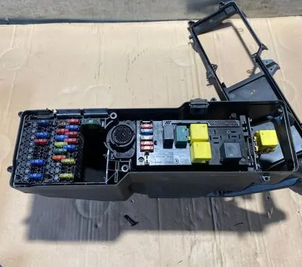 Mercedes-Benz E W210 Fuse box set 2105452000 OM606