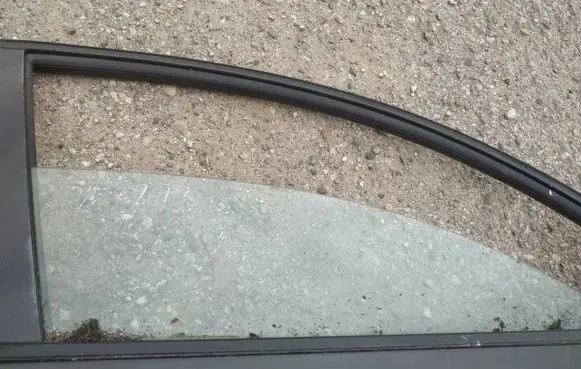 Nissan Primera Front door window glass four-door as2