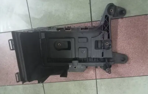 Volkswagen PASSAT B6 Battery tray 1K0915333