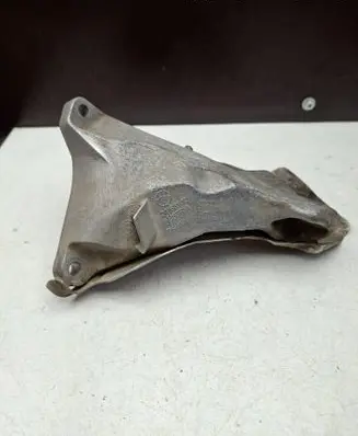 Engine mounting bracket