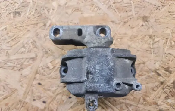 Skoda Octavia Mk2 (1Z) Engine mount bracket 1K0199262