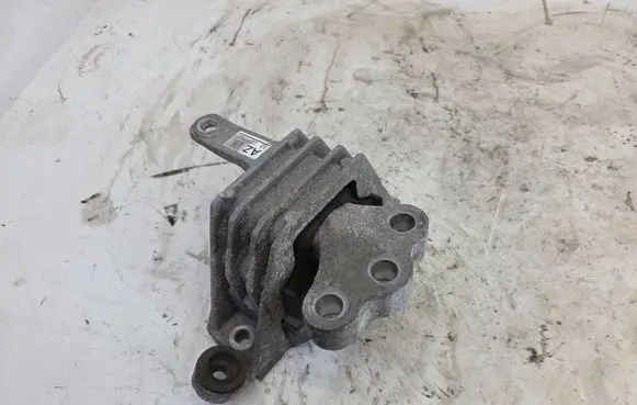 Opel Insignia A Engine mount bracket 13227717