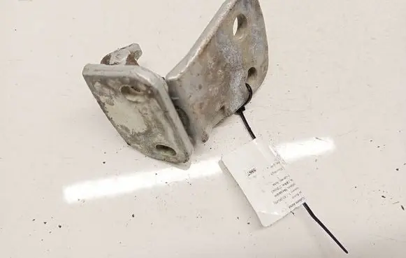 Land Rover Discovery 3 - LR3 Rear door lower hinge 