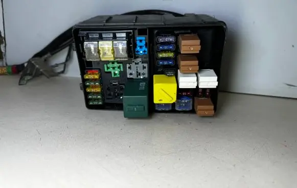 Ford Mondeo MK II Fuse box set 93BG14411AC 93BG14411 71541015
