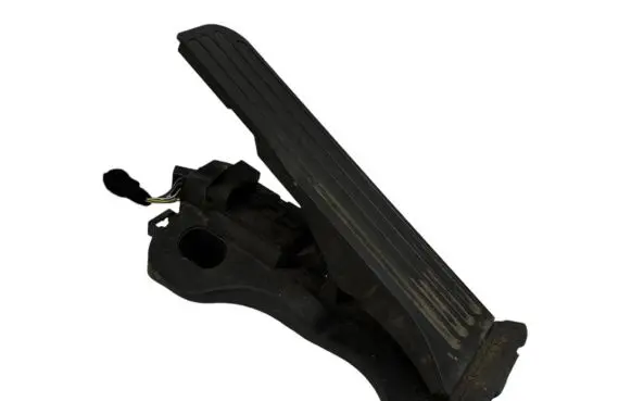Accelerator throttle pedal