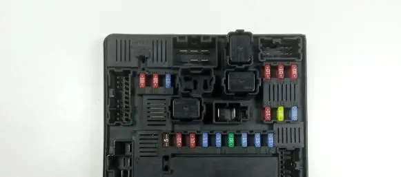 Nissan Qashqai Fuse module 284B7JD00B M1912