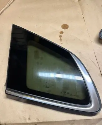 KIA Carens III Rear side window 43R000399 DOT748AS3M35