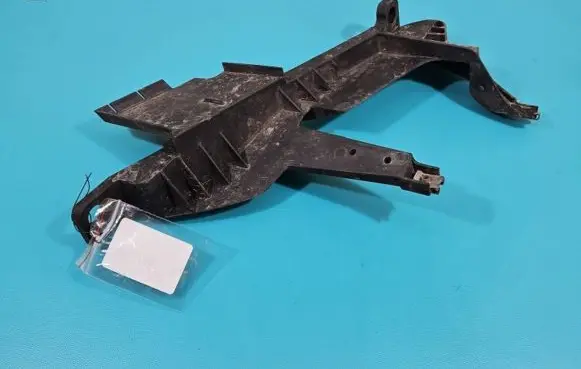 Headlight/headlamp mounting bracket