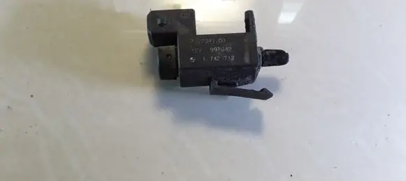 BMW 5 E39 Vacuum valve 99T042 1742712