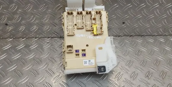 Toyota Auris E180 Fuse module 8273012X70A 8922102331