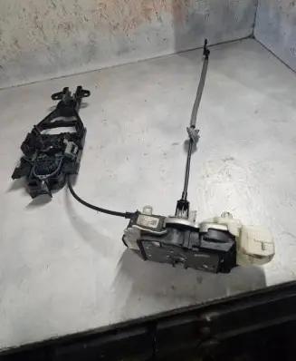 Volvo V40 Front door lock 932635102
