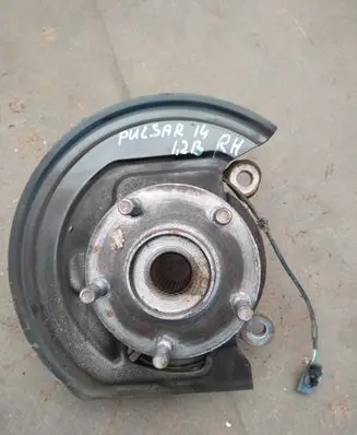 Nissan Pulsar Front wheel hub