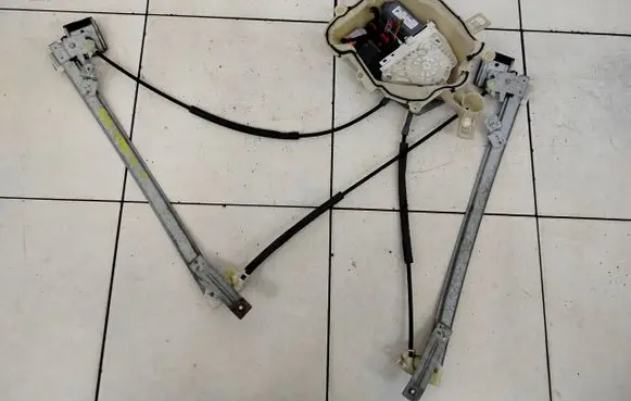 Seat Altea XL Front door window regulator with motor 