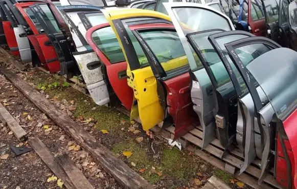 Mazda 121 SM Front door raudonos