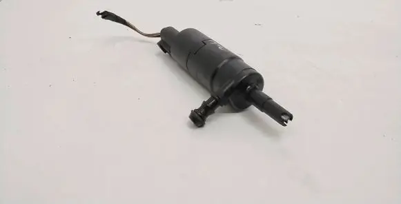 Volkswagen PASSAT B6 Windscreen/windshield washer pump 3B7955681 001016