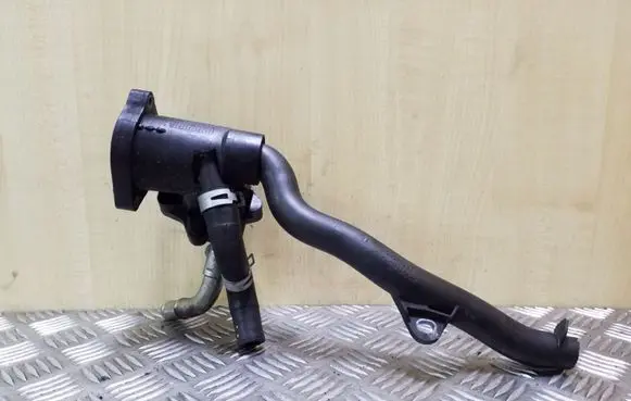 Toyota Avensis T270 Thermostat housing 163230R011A