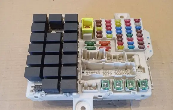 Mitsubishi Colt Fuse module 8565A108 0099 6E08