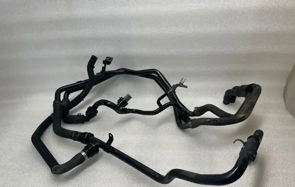 Engine coolant pipe/hose