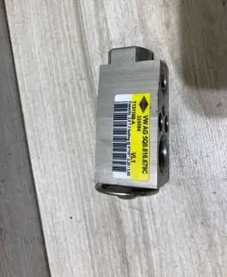 Audi Q3 F3 Air conditioning (A/C) expansion valve 5Q0816679C