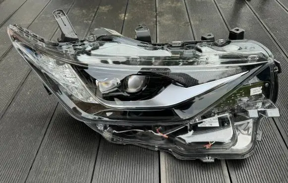 Toyota Auris E180 Headlight/headlamp 8111002K60
