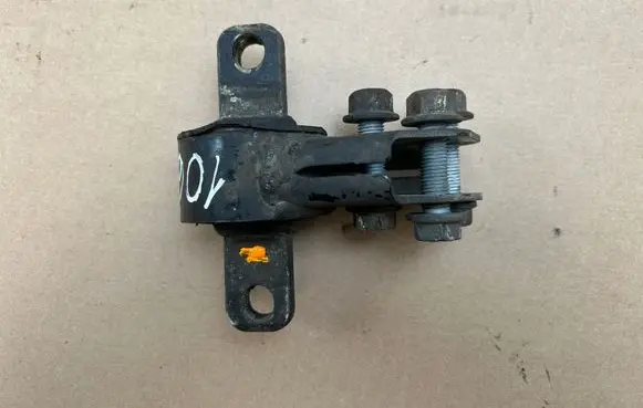 Jeep Grand Cherokee (WK) Engine mount bracket 24861N