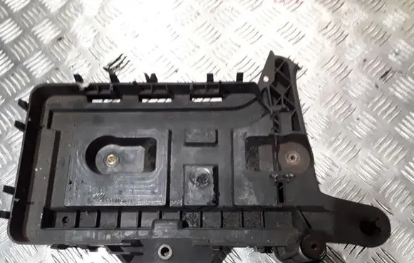 Volkswagen PASSAT B6 Battery tray 1K0915333