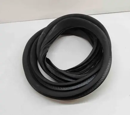 Land Rover Discovery 5 Rubber seal front coupe door HY32253A10