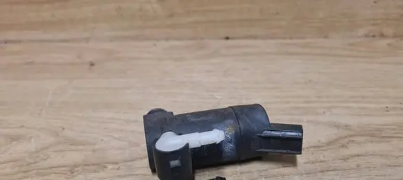 Volvo XC70 Windshield washer spray nozzle 
