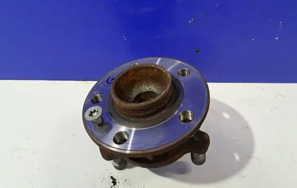 Rear wheel hub