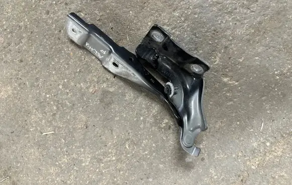 Engine bonnet/hood hinges