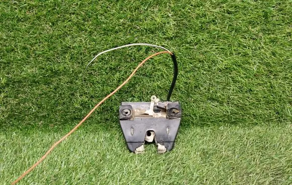Audi 80 90 B3 Loading door lock 893827505A